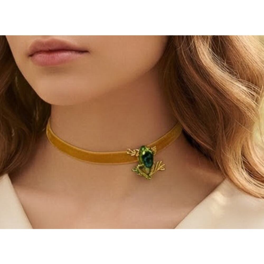 Handmade Velvet Choker with Vintage Style Frog Brooch - Picture 7 of 11